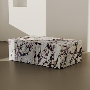 ViolaPlinth Calacatta Table basse en marbre Viola, table de salon rectangulaire en pierre, table de plinthe sculpturale