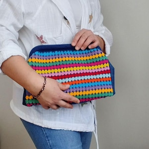 Bunte Häkelarbeit & Denim Tote - Handgefertigte Multicolor Tasche - Boho Chic Schultertasche - Einzigartige Handtasche für jeden Tag