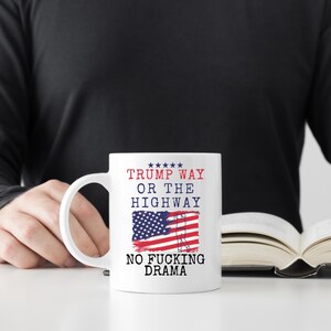 Trump Way Or The Highway, taza de café de 11 oz y 15 oz, taza de café de regalo de Trump, elección del presidente Trump 2024, tazas de café de Trump, taza de té de cerámica