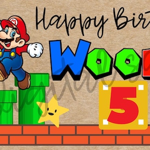 Puede incluir: Feliz cumpleaños Woodie! Una pancarta colorida con temática de Mario con Mario, Yoshi y un Goomba. La pancarta también incluye un ladrillo amarillo con el número 5 en rojo.