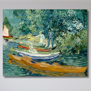 Pode incluir: Impressão emoldurada de uma pintura retratando barcos em um rio com figuras. A obra de arte apresenta uma paleta de cores vibrantes de azuis, verdes e laranjas, com pinceladas visíveis. A cena é ambientada em um ambiente natural.