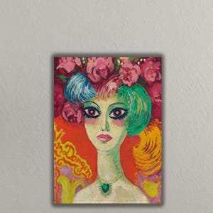 Può includere: Un colorato dipinto ritratto di una donna con un copricapo floreale. L'opera presenta una vivace tavolozza di colori con sfumature di rosso, verde, blu e giallo. La donna indossa una collana di gemme verdi.