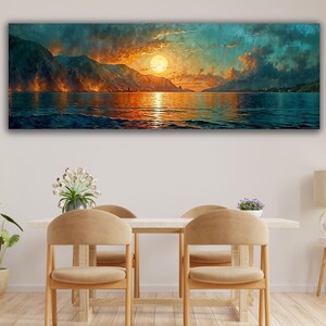 Puede incluir: Impresión en lienzo panorámica de una puesta de sol sobre un mar en calma, con montañas al fondo. El cielo es una mezcla de tonos naranja, amarillo y azul, reflejándose en el agua. La obra se exhibe en un comedor.