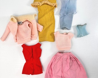 Completo vintage anni '60 per bambola Barbie, composto da 6 pezzi: maglione, tutina, gonna e vestito.