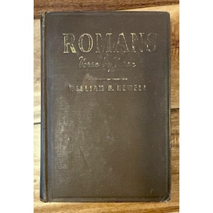Pode incluir: Um livro vintage com capa castanha escura. O título "ROMANS" está em letras douradas em relevo, com "Verse by Verse" e o nome do autor, "W.L. Newell", abaixo. O livro tem uma aparência desgastada.