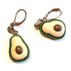 Orecchini a cerchio Huggie con avocado alla moda / Gioielli in argento giocosi / Regalo unico per gli amanti dell'avocado / Accessori leggeri e particolari realizzati a mano