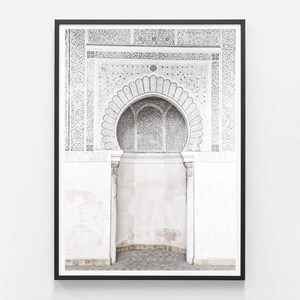Puede incluir: Un arco blanco con detalles intrincados y un fondo blanco. El arco est&aacute; enmarcado por dos pilares y tiene una parte superior redondeada.