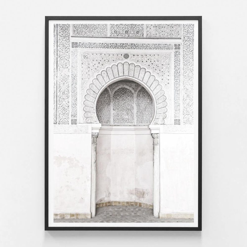 Puede incluir: Un arco blanco con detalles intrincados y un fondo blanco. El arco est&aacute; enmarcado por dos pilares y tiene una parte superior redondeada.