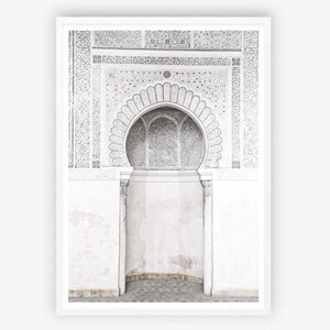 Puede incluir: Un arco blanco con intrincados tallados detallados. El arco est&aacute; situado contra una pared blanca con un suelo de baldosas blancas.