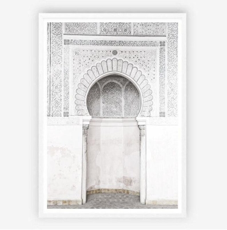 Puede incluir: Un arco blanco con intrincados tallados detallados. El arco est&aacute; situado contra una pared blanca con un suelo de baldosas blancas.