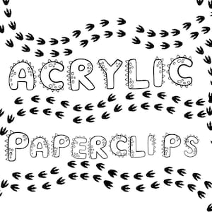 Może przedstawiać: Czarno-biała ilustracja z napisem "ACRYLIC PAPERCLIPS" w czcionce o tematyce dinozaurów, otoczona śladami stóp dinozaurów. Tekst "TINYDINY CREATIONS" znajduje się u góry i u dołu obrazu.