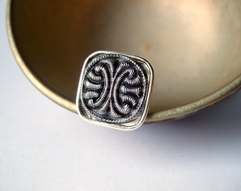 Convoluted - Adjustable Vintage Glass Ring