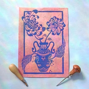 Fiori artistici in un vaso l A4 l Illumina il tuo spazio con queste stampe artistiche floreali colorate fatte a mano! Arte murale rosa e blu