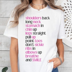 Könnte beinhalten: Weißes T-Shirt mit schwarzem Text, der "shoulders back, long neck, stomach in, chin up, legs straight, pull up, point toes, don't sickle, ribs in, elbows up, breathe, and SMILE" lautet.