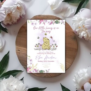 Baby Shower de Winnie Pooh, Invitación clásica de Baby Shower de Winnie Pooh, Invitación editable de Baby Shower de Winnie Pooh con vegetación neutral.