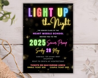 Könnte beinhalten: Eine schwarze und goldene Einladung zu einem Abschlussball 2025. Die Einladung lautet "Light Up the Night" in Neonfarben und "2025 Senior Prom" in Grün und Pink. Das Datum ist Sonntag, der 28. Mai. Die Veranstaltung wird von der Abschlussklasse der Heart Middle School ausgerichtet. Tickets kosten 30 € für ein Einzelticket und 60 € für ein Paar.