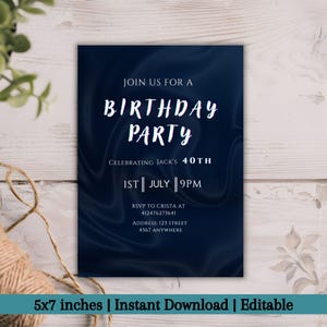 Puede incluir: Una invitación de fiesta de cumpleaños azul marino con texto blanco. La invitación dice "Únase a nosotros para una fiesta de cumpleaños" e incluye detalles del evento. La invitación mide 12,7 x 17,8 cm.