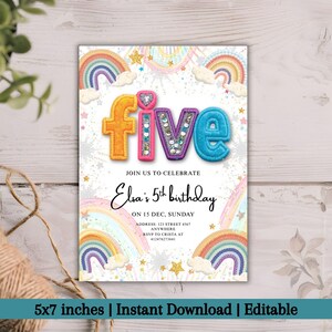 Op de afbeelding: Een kleurrijke verjaardagsuitnodiging met het woord "five" in oranje, roze en blauw. De uitnodiging bevat regenbogen, sterren en de tekst "Elsa's 5th birthday" met evenementdetails. De uitnodiging is 12,7 x 17,8 cm groot.
