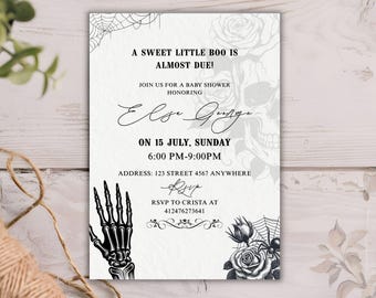 Könnte beinhalten: Eine Babyparty-Einladung mit Gothic-Thema. Die Einladung zeigt einen Totenkopf, Rosen und eine Skeletthand. Der Text lautet "A Sweet Little Boo Is Almost Due!" und enthält Veranstaltungsdetails. Die Einladung misst 12,7 x 17,8 cm.