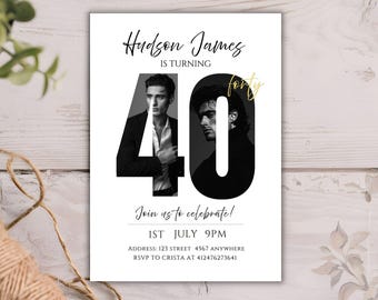 Op de afbeelding: Een witte uitnodigingskaart met de tekst "Hudson James wordt 40". Het getal 40 is gestileerd met twee zwart-wit portretten. De uitnodiging bevat evenementdetails en is 12,7 x 17,8 cm groot.