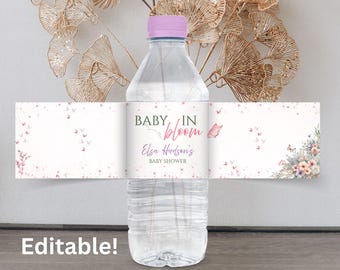 Könnte beinhalten: Wasserflaschenetikett mit einem rosafarbenen Blumendesign und dem Text "Baby in Bloom Elsa Hudson's Baby Shower".