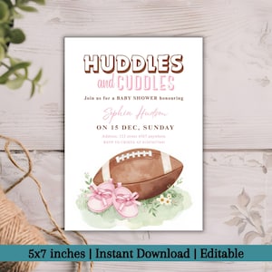 Puede incluir: Una invitación a un baby shower con el texto "Huddles and Cuddles" en marrón y rosa. La invitación incluye un balón de fútbol, zapatos de bebé rosas y el nombre Sophia Hudson. La invitación mide 12,7 x 17,8 cm.
