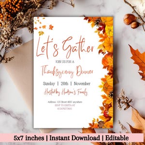 以下が含まれることがあります： 「Let's Gather」の文字が筆記体で書かれた感謝祭ディナーの招待状。オレンジと黄色の紅葉とカボチャで飾られています。サイズは12.7 x 17.8 cmです。