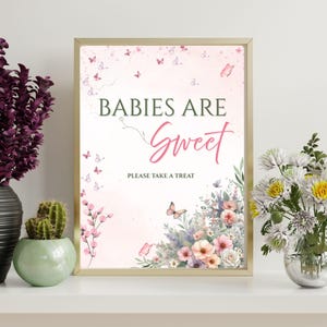 Placa de mesa para chá de bebê "Bebê em Flor" editável | Modelo de cartão de mesa com flores silvestres | Placa para chá de bebê com flores da primavera | Moldura de mesa com borboletas