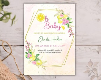 Puede incluir: Una invitación de baby shower imprimible con un diseño de acuarela de limón y flores. La invitación está en un marco geométrico dorado y dice "Oh Baby" en letras rosas. El texto dice "Join us to baby shower honoring Elsa & Hudson on March 29 Saturday. Address: 123 street 4567 anywhere1 RSVP to Crista at 412476273641".