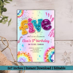 Op de afbeelding: Een kleurrijke verjaardagsuitnodiging met het woord "five" in glitterletters. De uitnodiging bevat de tekst "Elsa's 5th birthday" en details voor het evenement. De uitnodiging is 12,7 x 17,8 cm groot.