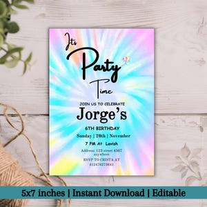 Op de afbeelding: Een kleurrijke tie-dye verjaardagsuitnodiging met de tekst "It's Party Time" en "Join us to celebrate Jorge's 6th Birthday". De uitnodiging bevat de datum, tijd, locatie en RSVP-informatie.