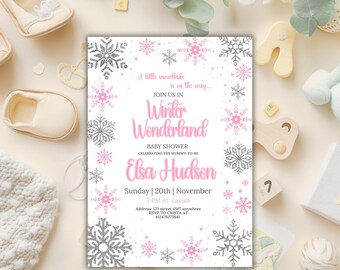 Op de afbeelding: Een uitnodiging voor een babyshower met een winterwonderland-thema. De uitnodiging toont roze en zilveren sneeuwvlokken op een witte achtergrond. De tekst luidt "Winter Wonderland" en bevat de naam "Elsa Hudson".