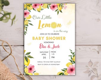 Puede incluir: Una invitación a una fiesta de bienvenida al bebé con temática de limón. La invitación está decorada con ilustraciones de acuarela de limones, flores y hojas. El texto de la invitación dice "Our Little Lemon is on the way." La invitación también incluye la fecha, la hora y el lugar de la fiesta de bienvenida al bebé.