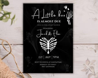 Könnte beinhalten: Schwarze Babyparty-Einladung mit weißem Text und Grafiken. Die Einladung lautet "A Little Boo" und enthält die Namen "Jack & Elsa". Die Einladung ist 12,7 x 17,8 cm groß und kann sofort heruntergeladen werden.