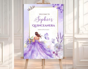 Puede incluir: Un letrero de bienvenida para una Quinceañera, con una ilustración de acuarela de una mujer con un vestido morado. El letrero incluye el texto "Welcome to Sophies Quinceañera" y la fecha "March 29 Saturday". El letrero se muestra en un caballete de madera.
