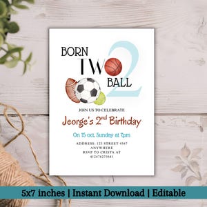 Può includere: Un biglietto d'invito bianco con la scritta "BORN TWO BALL" e illustrazioni di basket, football americano, calcio e pallina da tennis. L'invito è per il 2° compleanno di Jeorge, con i dettagli dell'evento e una dimensione di 12,7 x 17,8 cm.