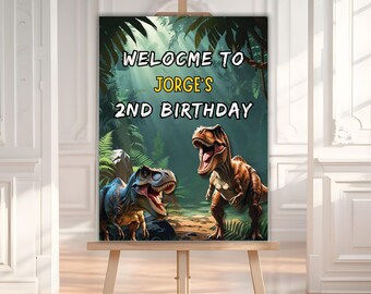 Op de afbeelding: Een verjaardagsbord op een ezel. Het bord leest "WELCOME TO JORGE'S 2ND BIRTHDAY" met twee dinosaurussen in een jungle-omgeving. De onderkant van het bord zegt "3 maten | Direct downloaden | Bewerkbaar".