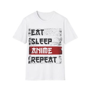 Könnte beinhalten: Weißes T-Shirt mit dem Text "EAT SLEEP ANIME REPEAT" in abgenutzter schwarzer Schrift, das Wort "ANIME" auf einem roten Streifen. Ein lässiges Kleidungsstück.