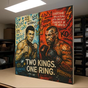 Peut inclure: Une grande toile artistique représentant Muhammad Ali et Mike Tyson. L'œuvre est divisée en deux sections, avec Ali à gauche et Tyson à droite. Le texte comprend "Two Kings. One Ring." et des phrases liées à la boxe.