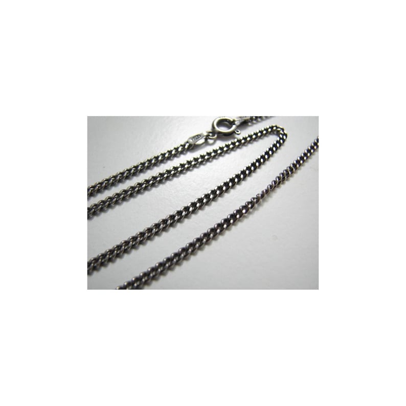 Puede incluir: Un collar de cadena de plata con cierre de langosta. La cadena est&aacute; hecha de peque&ntilde;os &oacute;valos unidos.