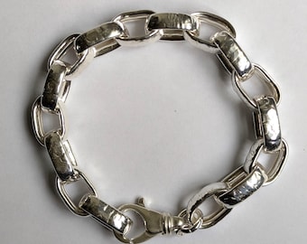 Bracciale con ciondolo in argento sterling 20 x 12 mm con maglie martellate e chiusura a moschettone grande e sicura, maglie spesse e pesanti