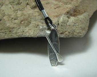 Stand Up Paddle Board Halskette Sterling Silber Charm und Lederband zum Umhängen, SUP-Halskette, Paddleboard Schmuck, solide 925 Anhänger