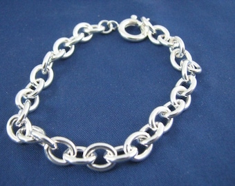 Braccialetto pesante con ciondoli classici originali in argento sterling, maglie ovali rotonde con grande chiusura a molla