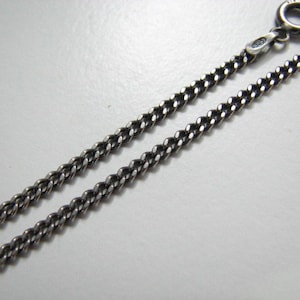 Puede incluir: Un collar de cadena de plata con cierre de langosta.