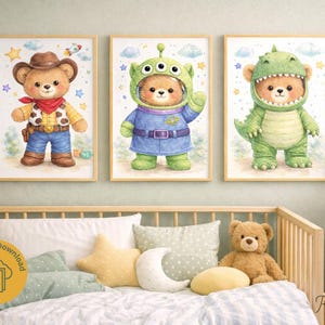 Puede incluir: Tres impresiones enmarcadas en acuarela con osos de peluche disfrazados de vaquero, extraterrestre y dinosaurio. El oso vaquero lleva sombrero y chaleco. El oso extraterrestre viste un traje azul. El oso dinosaurio lleva un disfraz verde. Los grabados están sobre una cuna.
