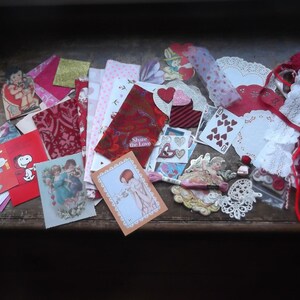 Oltre 80 pezzi di Junk Journal Ephemera - Pezzi fatti a mano per un diario di San Valentino - Carte decorative - Bottoni - Adesivi - Tessuto per un libro di San Valentino