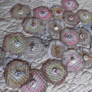 Papier Blumen Verzierungen--6 Stk. mit Knopfdetails--Scrapbooking-Kartenherstellung-Veränderte Kunst-Junk Journals-Papier Basteln-Journals