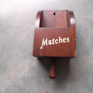 Productos de madera de Cornualles de los años 70 Pequeño soporte de cerilla de madera maciza - Decoración del país