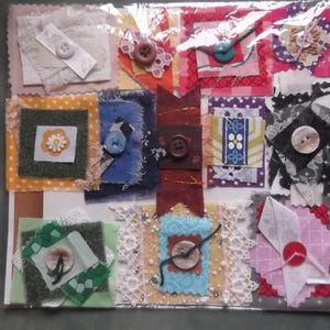 Conjunto de 12 conjuntos de retalhos de tecido/renda para diários e álbuns de recortes - Tecido em camadas e renda com decoração de botões - Feito à mão com pequenos retalhos