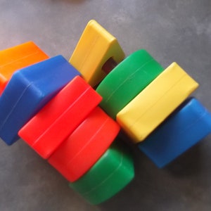 1980-talets Fisher Price Kreativa Lekklossar - 10 Plastklot - 2 Träpluggar - Färger och Former